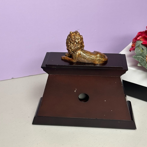 Vintage Wooden and cast bronze Table Top clock with Lion Figure - Picture 7 of 14